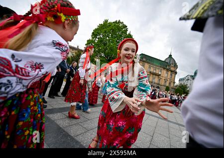 Non esclusiva: LEOPOLI, UCRAINA - 7 MAGGIO 2024 - i membri di Dzhura e Pannochka esibiscono gruppi di canto e danza vestiti con costumi nazionali ucraini Foto Stock