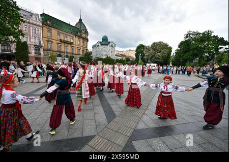 Non esclusiva: LEOPOLI, UCRAINA - 7 MAGGIO 2024 - i membri di Dzhura e Pannochka esibiscono gruppi di canto e danza vestiti con costumi nazionali ucraini Foto Stock