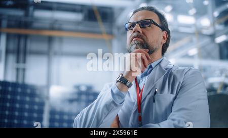 Ritratto di un ingegnere maturo maschio, fiducioso e concentrato, che lavora presso lo stabilimento di produzione di satelliti aerospaziali. Top World Scientists doing Science and Technology Research in Space Program Foto Stock