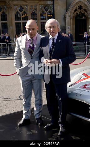 Sir Jackie Stewart (a destra) e Elliot Moss posero di fronte alla Mercedes-Benz 300 SLR 722 in mostra fuori Westminster Abbey a Londra prima di un servizio di ringraziamento per Sir Stirling Moss, che morì il 12, 2020, all'età di 90 anni. Data foto: Mercoledì 8 maggio 2024. Foto Stock