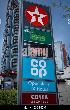 Stazione di servizio Inner City di Londra. Stazione di servizio Texaco su City Road London. Stazione di servizio Inner City con supermercato e caffetteria collegati. Foto Stock