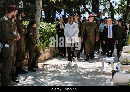 Gerusalemme, Israele. 8 maggio 2024. Il capo di stato maggiore dell'IDF, HERZI HALEVI (berretto rosso), onora i caduti nel cimitero militare di Mount Herzl. Il Memorial Day, Yom Hazikaron, per i caduti militari di Israele e le vittime di attacchi terroristici sarà celebrato il 13 maggio 2024. Crediti: NIR Alon/Alamy Live News Foto Stock