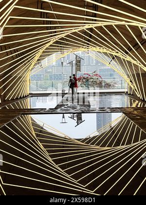 Chongqing, Cina. 8 maggio 2024. Il ponte Sandongqiao a Chongqing, Cina, si illumina di luci al neon colorate il 5 maggio 2024, creando un riflesso nell'acqua che ti fa sentire come se stessi viaggiando attraverso un tunnel del tempo. (Foto di Costfoto/NurPhoto) credito: NurPhoto SRL/Alamy Live News Foto Stock