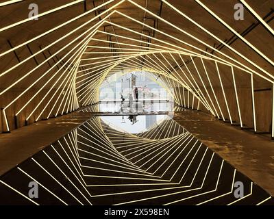 Chongqing, Cina. 8 maggio 2024. Il ponte Sandongqiao a Chongqing, Cina, si illumina di luci al neon colorate il 5 maggio 2024, creando un riflesso nell'acqua che ti fa sentire come se stessi viaggiando attraverso un tunnel del tempo. (Foto di Costfoto/NurPhoto) credito: NurPhoto SRL/Alamy Live News Foto Stock