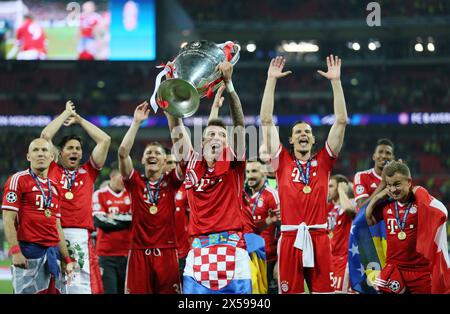 LONDRA , GRAN BRETAGNA , maggio 25 UEFA Champions League 2012/ 2013 finale Borussia Dortmund vs FC Bayern Muenchen allo stadio di Wembley Londra il 25 maggio 2013 Jubel Bayern nach dem sieg mit Mario Mandzukic ( FCB ) FC Bayern MŸnchen ist der Gewinner der Championsleague 2013 finale Fussball Championsleague : Borussia Dortmund - FC Bayern MŸnchen 1: 2 finale di Championsleague 26.5.2013 London Wembley Stadion © diebilderwelt / Alamy Stock Foto Stock