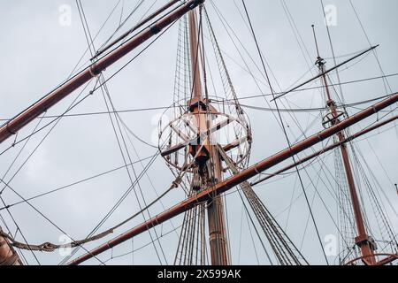 Grande barca a vela con alberi alti. Una bella nave vecchia nel porto di Genova. Liguria, Italia Foto Stock