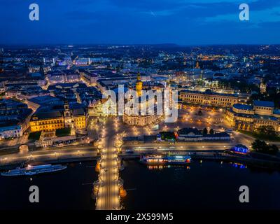 Luftbild Theaterplatz, Hofkirche, Residenzschloss an der Elbe mit Brühlscher Terrasse, Ständehaus und Augustusbrücke. Dresda Sachsen Deutschland *** Vista aerea Theaterplatz, Hofkirche, Residenzschloss sull'Elba con Terrazza Brühls, Ständehaus e Augustusbrücke Dresda Sassonia Germania Dresden24 00700 Foto Stock