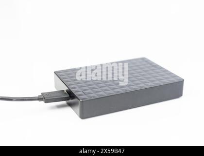 Disco rigido esterno isolato su sfondo bianco con spazio di copia Foto Stock