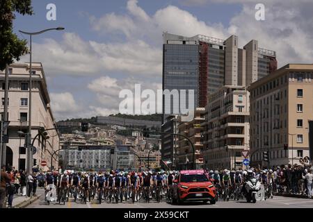 Genova, Italia. 8 maggio 2024. L'inizio della quinta tappa del giro d'Italia da Genova a Lucca. Mercoledì 8 maggio 2024 Italia. Ciclismo sportivo (foto di Fabio Ferrari/Lapresse) credito: LaPresse/Alamy Live News Foto Stock