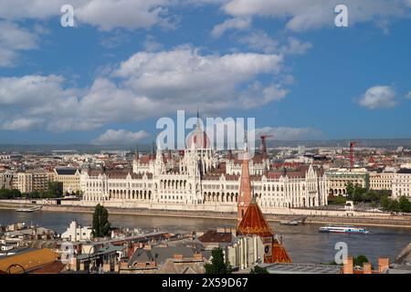 Spettacolare vista panoramica del Parlamento ungherese sul lato di Pest, visto dal lato di Buda. Foto Stock