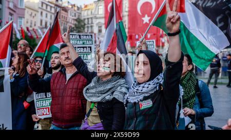 Istanbul, Turchia. 7 maggio 2024. I manifestanti cantano slogan e fanno gesti tenendo le bandiere durante la dimostrazione. Il gruppo Freedom for Palestine di Istanbul ha organizzato una marcia di solidarietà con Gaza, alzando la voce contro gli attacchi israeliani alla città di Rafah. Hanno cantato "lunga vita alla rivolta!" E 'lunga vita alla Palestina!' Mentre chiede il boicottaggio del commercio turco con Israele. Credito: SOPA Images Limited/Alamy Live News Foto Stock