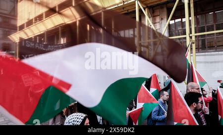 Istanbul, Turchia. 7 maggio 2024. I manifestanti tengono bandiere durante la dimostrazione. Il gruppo Freedom for Palestine di Istanbul ha organizzato una marcia di solidarietà con Gaza, alzando la voce contro gli attacchi israeliani alla città di Rafah. Hanno cantato "lunga vita alla rivolta!" E 'lunga vita alla Palestina!' Mentre chiede il boicottaggio del commercio turco con Israele. (Foto di Shady Alassar/SOPA Images/Sipa USA) credito: SIPA USA/Alamy Live News Foto Stock