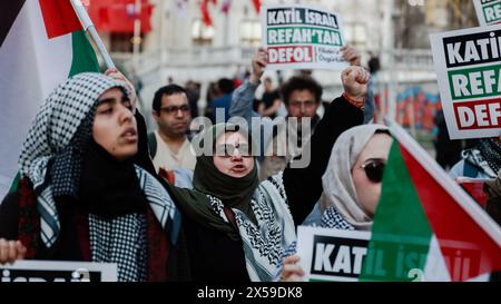 Istanbul, Turchia. 7 maggio 2024. Una manifestante donna canta slogan durante la dimostrazione. Il gruppo Freedom for Palestine di Istanbul ha organizzato una marcia di solidarietà con Gaza, alzando la voce contro gli attacchi israeliani alla città di Rafah. Hanno cantato "lunga vita alla rivolta!" E 'lunga vita alla Palestina!' Mentre chiede il boicottaggio del commercio turco con Israele. (Foto di Shady Alassar/SOPA Images/Sipa USA) credito: SIPA USA/Alamy Live News Foto Stock
