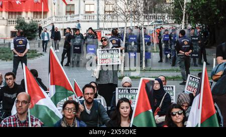 Istanbul, Turchia. 7 maggio 2024. I manifestanti tengono bandiere durante la dimostrazione. Il gruppo Freedom for Palestine di Istanbul ha organizzato una marcia di solidarietà con Gaza, alzando la voce contro gli attacchi israeliani alla città di Rafah. Hanno cantato "lunga vita alla rivolta!" E 'lunga vita alla Palestina!' Mentre chiede il boicottaggio del commercio turco con Israele. (Foto di Shady Alassar/SOPA Images/Sipa USA) credito: SIPA USA/Alamy Live News Foto Stock