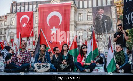Istanbul, Turchia. 7 maggio 2024. I manifestanti tengono le bandiere mentre sono seduti sul pavimento durante la dimostrazione. Il gruppo Freedom for Palestine di Istanbul ha organizzato una marcia di solidarietà con Gaza, alzando la voce contro gli attacchi israeliani alla città di Rafah. Hanno cantato "lunga vita alla rivolta!" E 'lunga vita alla Palestina!' Mentre chiede il boicottaggio del commercio turco con Israele. (Foto di Shady Alassar/SOPA Images/Sipa USA) credito: SIPA USA/Alamy Live News Foto Stock