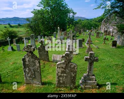 Old Graveyard & Remains of St Maelrubha's Chapel, Arisaig, Lochaber, Scozia, Regno Unito, a Loch nan Ceall, a sud-ovest. Luogo di sepoltura di Alexander MacDonald. Foto Stock