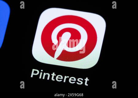 Rottweil, Germania. 8 maggio 2024. L'app Pinterest può essere visualizzata sul display di uno smartphone. Crediti: Silas Stein/dpa/Alamy Live News Foto Stock