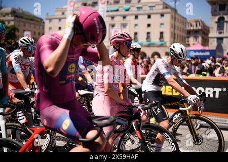 Novara, Italia. 8 maggio 2024. Lucca, Italia, 8 maggio 2024. Milan Jonathan (Team Lidl - Treck), Poga&#x10d;ar Tadej (Team UAE Emirates), Cian Uijtdebroeks (Team Visma | Lease a Bike) prima della 5 ^ tappa del giro d'Italia, giro di corsa ciclistica in Italia, da Genova a Lucca, Italia mercoledì 8 maggio 2024. Sport - ciclismo . (Foto di Marco Alpozzi/Lapresse) credito: LaPresse/Alamy Live News Foto Stock