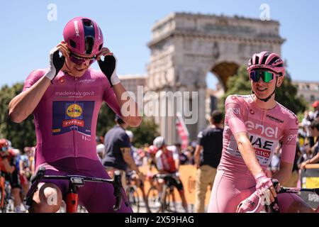 Novara, Italia. 8 maggio 2024. Lucca, Italia, 8 maggio 2024. Milan Jonathan (Team Lidl - Treck), Poga&#x10d;ar Tadej (Team UAE Emirates) prima della 5a tappa del giro d'Italia, giro di corsa ciclistica in Italia, da Genova a Lucca, Italia mercoledì 8 maggio 2024. Sport - ciclismo . (Foto di Marco Alpozzi/Lapresse) credito: LaPresse/Alamy Live News Foto Stock