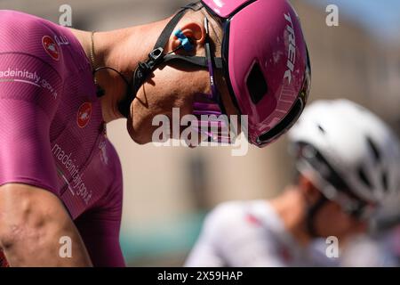 Novara, Italia. 8 maggio 2024. Lucca, Italia, 8 maggio 2024. Milan Jonathan (Team Lidl - Treck), prima della 5a tappa del giro d'Italia, giro di corsa ciclistica in Italia, da Genova a Lucca, Italia mercoledì 8 maggio 2024. Sport - ciclismo . (Foto di Marco Alpozzi/Lapresse) credito: LaPresse/Alamy Live News Foto Stock