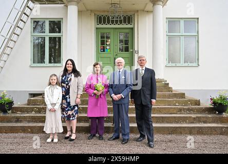 Borgholm, Svezia. 8 maggio 2024. La regina Silvia e il re Carlo XVI Gustaf con la ragazza di fiori Liv Jagerin, la sovrintendente Susanna Stenborg e il presidente Sven Lindgren alla celebrazione del 100° anniversario al sanatorio della regina Vittoria (Drottning Victorias Hotell och Vilohem) a Borgholm, Svezia, l'8 maggio 0224. Foto: Jonas Ekströmer/TT/code 1003 credito: TT News Agency/Alamy Live News Foto Stock