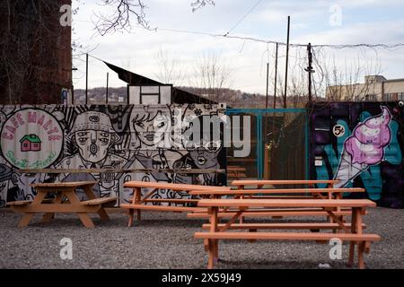 graffiti su contenitori vicino al canale lachine a montreal - caffè in un contenitore di gelato Foto Stock