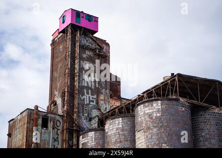 Zona industriale abbandonata a montreal canada, silos di malto casa rosa in cima ad una fabbrica Foto Stock