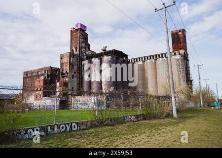 Zona industriale abbandonata a montreal canada, silos di malto casa rosa in cima ad una fabbrica Foto Stock