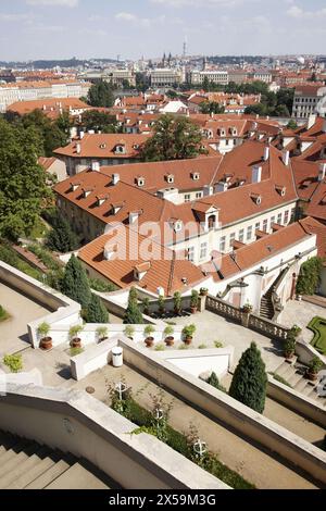 Praga come visto dal palazzo Wallenstein giardini, Mala Strana, Praga, Repubblica Ceca Foto Stock