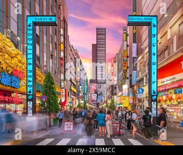 tokyo, giappone - aprile 28 2024: Vista al tramonto del cancello illuminato della strada centrale di Kabukicho chiamata Godzilla Road che conduce al Toho Cinema skysc Foto Stock