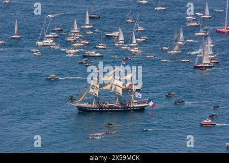 Marsiglia, Francia. 8 maggio 2024. Il Belem, che porta la fiamma olimpica, arriva a Marsiglia. Il veliero a tre alberi è accolto da una flotta di barche e migliaia di spettatori a terra. La fiamma olimpica si è accesa il 16 aprile ad Olimpia e ha lasciato la Grecia a bordo della Belem il 27 aprile. La torcia attraverserà ora la terraferma e oltremare la Francia prima della cerimonia di apertura il 26 luglio a Parigi. Crediti: Viktor SIP/Alamy Live News Foto Stock