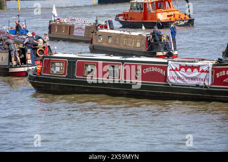 Londra Regno Unito 8 maggio 2004 Una protesta "Fund British Waterways" sul Tamigi di fronte alla camera del Parlamento. L'evento, ambientato nello scenario iconico delle camere del Parlamento, mira a richiamare l'attenzione sulle gravi sfide di finanziamento dei corsi d'acqua e sui costi economici, ecologici, sanitari e di benessere che il paese dovrebbe sostenere nel trascurare questi preziosi beni pubblici. Crediti: Ian Davidson/Alamy Live News Foto Stock