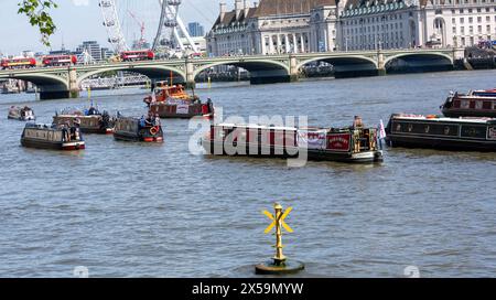 Londra Regno Unito 8 maggio 2004 Una protesta "Fund British Waterways" sul Tamigi di fronte alla camera del Parlamento. L'evento, ambientato nello scenario iconico delle camere del Parlamento, mira a richiamare l'attenzione sulle gravi sfide di finanziamento dei corsi d'acqua e sui costi economici, ecologici, sanitari e di benessere che il paese dovrebbe sostenere nel trascurare questi preziosi beni pubblici. Crediti: Ian Davidson/Alamy Live News Foto Stock