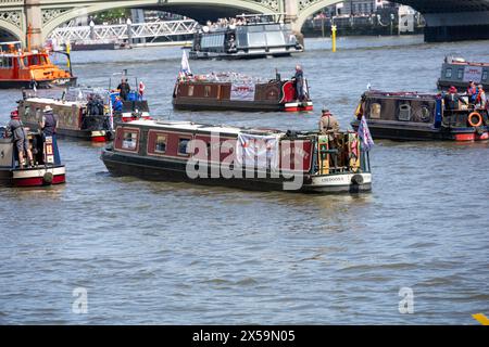 Londra Regno Unito 8 maggio 2004 Una protesta "Fund British Waterways" sul Tamigi di fronte alla camera del Parlamento. L'evento, ambientato nello scenario iconico delle camere del Parlamento, mira a richiamare l'attenzione sulle gravi sfide di finanziamento dei corsi d'acqua e sui costi economici, ecologici, sanitari e di benessere che il paese dovrebbe sostenere nel trascurare questi preziosi beni pubblici. Crediti: Ian Davidson/Alamy Live News Foto Stock