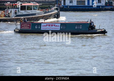 Londra Regno Unito 8 maggio 2004 Una protesta "Fund British Waterways" sul Tamigi di fronte alla camera del Parlamento. L'evento, ambientato nello scenario iconico delle camere del Parlamento, mira a richiamare l'attenzione sulle gravi sfide di finanziamento dei corsi d'acqua e sui costi economici, ecologici, sanitari e di benessere che il paese dovrebbe sostenere nel trascurare questi preziosi beni pubblici. Crediti: Ian Davidson/Alamy Live News Foto Stock