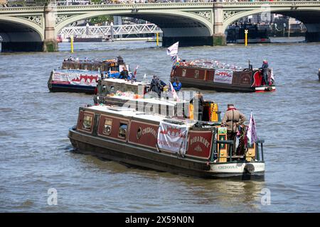 Londra Regno Unito 8 maggio 2004 Una protesta "Fund British Waterways" sul Tamigi di fronte alla camera del Parlamento. L'evento, ambientato nello scenario iconico delle camere del Parlamento, mira a richiamare l'attenzione sulle gravi sfide di finanziamento dei corsi d'acqua e sui costi economici, ecologici, sanitari e di benessere che il paese dovrebbe sostenere nel trascurare questi preziosi beni pubblici. Crediti: Ian Davidson/Alamy Live News Foto Stock