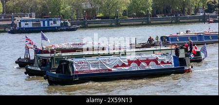 Londra Regno Unito 8 maggio 2004 Una protesta "Fund British Waterways" sul Tamigi di fronte alla camera del Parlamento. L'evento, ambientato nello scenario iconico delle camere del Parlamento, mira a richiamare l'attenzione sulle gravi sfide di finanziamento dei corsi d'acqua e sui costi economici, ecologici, sanitari e di benessere che il paese dovrebbe sostenere nel trascurare questi preziosi beni pubblici. Crediti: Ian Davidson/Alamy Live News Foto Stock