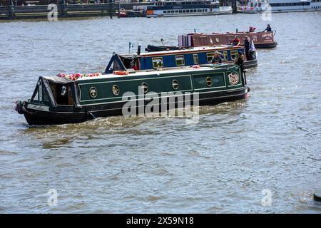 Londra Regno Unito 8 maggio 2004 Una protesta "Fund British Waterways" sul Tamigi di fronte alla camera del Parlamento. L'evento, ambientato nello scenario iconico delle camere del Parlamento, mira a richiamare l'attenzione sulle gravi sfide di finanziamento dei corsi d'acqua e sui costi economici, ecologici, sanitari e di benessere che il paese dovrebbe sostenere nel trascurare questi preziosi beni pubblici. Crediti: Ian Davidson/Alamy Live News Foto Stock