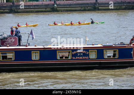 Londra Regno Unito 8 maggio 2004 Una protesta "Fund British Waterways" sul Tamigi di fronte alla camera del Parlamento. L'evento, ambientato nello scenario iconico delle camere del Parlamento, mira a richiamare l'attenzione sulle gravi sfide di finanziamento dei corsi d'acqua e sui costi economici, ecologici, sanitari e di benessere che il paese dovrebbe sostenere nel trascurare questi preziosi beni pubblici. Crediti: Ian Davidson/Alamy Live News Foto Stock