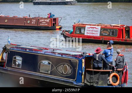 Londra Regno Unito 8 maggio 2004 Una protesta "Fund British Waterways" sul Tamigi di fronte alla camera del Parlamento. L'evento, ambientato nello scenario iconico delle camere del Parlamento, mira a richiamare l'attenzione sulle gravi sfide di finanziamento dei corsi d'acqua e sui costi economici, ecologici, sanitari e di benessere che il paese dovrebbe sostenere nel trascurare questi preziosi beni pubblici. Crediti: Ian Davidson/Alamy Live News Foto Stock