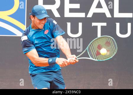 Luciano Darderi (ITA) gioca nel primo turno contro Denis Shapovalov (CAN) il terzo giorno degli internazionali BNL D'Italia 2024 al foro Italico l'8 maggio 2024 a Roma. Foto Stock