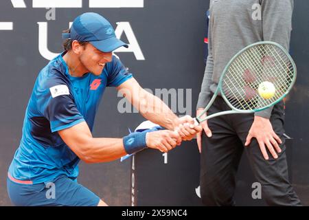 Luciano Darderi (ITA) gioca nel primo turno contro Denis Shapovalov (CAN) il terzo giorno degli internazionali BNL D'Italia 2024 al foro Italico l'8 maggio 2024 a Roma. Foto Stock