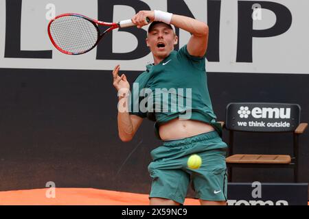 Denis Shapovalov (CAN) sta giocando durante la partita del primo turno Luciano Darderi (ITA) contro il terzo giorno degli internazionali BNL D'Italia 2024 al foro Italico l'8 maggio 2024 a Roma. Foto Stock