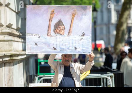 Londra, Inghilterra, Regno Unito. 8 maggio 2024. L'artista britannico KAYA Mar tiene in mano il suo dipinto raffigurante il primo ministro britannico Rishi Sunak che annegava fuori Downing Street mentre Sunak perde Natalie Elphicke MP a Labour in ultima defezione (Credit Image: © Tayfun Salci/ZUMA Press Wire) SOLO PER USO EDITORIALE! Non per USO commerciale! Foto Stock