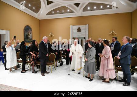 Vaticano, Vaticano. 8 maggio 2024. **NO LIBRI** Italia, Roma, Vaticano, 2024/5/8.Papa Francesco riceve in udienza privata giovani imprenditori in città del Vaticano Fotografia dei media Vaticani / Catholic Press Photo. LIMITATA AD USO EDITORIALE - NON MARKETING - NON CAMPAGNE PUBBLICITARIE. Credito: Agenzia fotografica indipendente/Alamy Live News Foto Stock