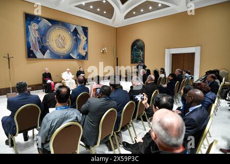 Vaticano, Vaticano. 8 maggio 2024. **NO LIBRI** Italia, Roma, Vaticano, 2024/5/8.Papa Francesco riceve in udienza privata giovani imprenditori in città del Vaticano Fotografia dei media Vaticani / Catholic Press Photo. LIMITATA AD USO EDITORIALE - NON MARKETING - NON CAMPAGNE PUBBLICITARIE. Credito: Agenzia fotografica indipendente/Alamy Live News Foto Stock