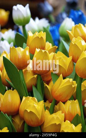 Negozio di souvenir al Bloemenmarkt (floating flower market) sul canale Singel. Amsterdam. Paesi Bassi Foto Stock