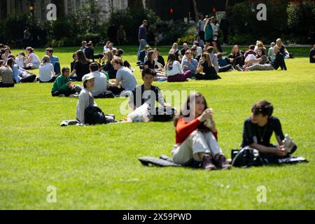 Londra, Regno Unito. 8 maggio 2024. I lavoratori e i turisti del Regno Unito godono del sole di maggio ai Victoria Tower Gardens Londra Regno Unito credito: Ian Davidson/Alamy Live News Foto Stock