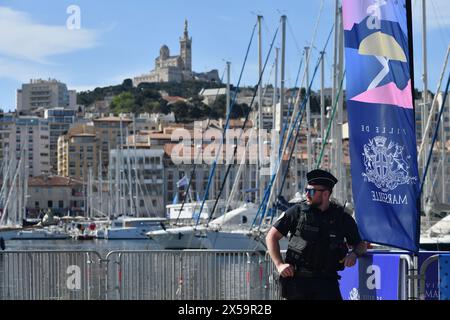 Marsiglia, Francia. 8 maggio 2024. Un poliziotto pattuglia prima dell'arrivo della fiamma olimpica nel vecchio porto di Marsiglia, Francia meridionale, 8 maggio 2024. Crediti: Julien Mattia/Xinhua/Alamy Live News Foto Stock