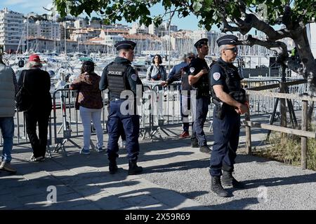 Marsiglia, Francia. 8 maggio 2024. Pattuglia di polizia prima dell'arrivo della fiamma olimpica nel vecchio porto di Marsiglia, Francia meridionale, 8 maggio 2024. Crediti: Julien Mattia/Xinhua/Alamy Live News Foto Stock